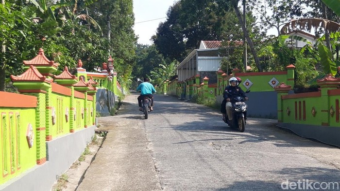 Deretan pagar rumah seragam di Dukuh Setro, Desa Karanganyar, Kecamatan Tamansari, Kabupaten Boyolali. Foto diunggah Minggu (27/7/2025).