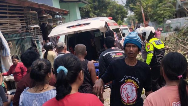 Evakuasi Tolip, pria penebang pohon di Kota Mojokerto yang meninggal usai tertimpa pohon yang dia tebang bersama anak dan rekan kerjanya.