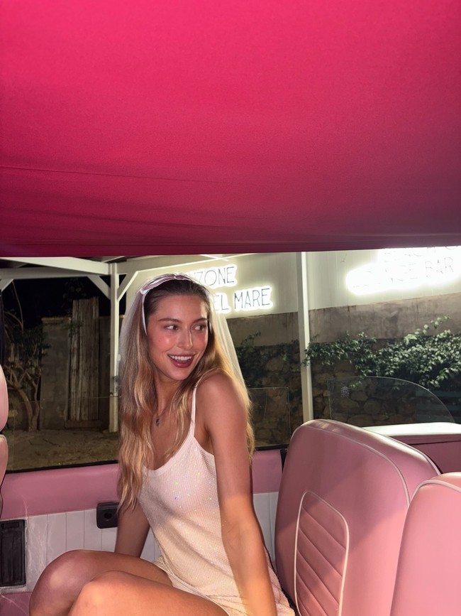 Sebagai model, Eve bergabung dengan DNA Model Management. Sejak lulus dari Universitas Stanford, tempat kedua orang tuanya pertama kali bertemu, Eva telah berjalan di Paris Fashion Week untuk label-label mewah, termasuk Coperni. Foto: Instagram Eve Jobs