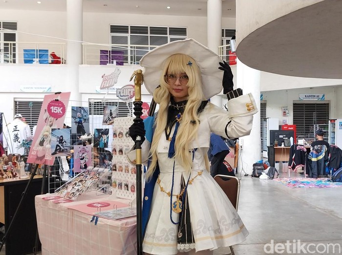 Fluffy.aoi mengenakan kostum karakter Phoebe - Wuthering Waves
