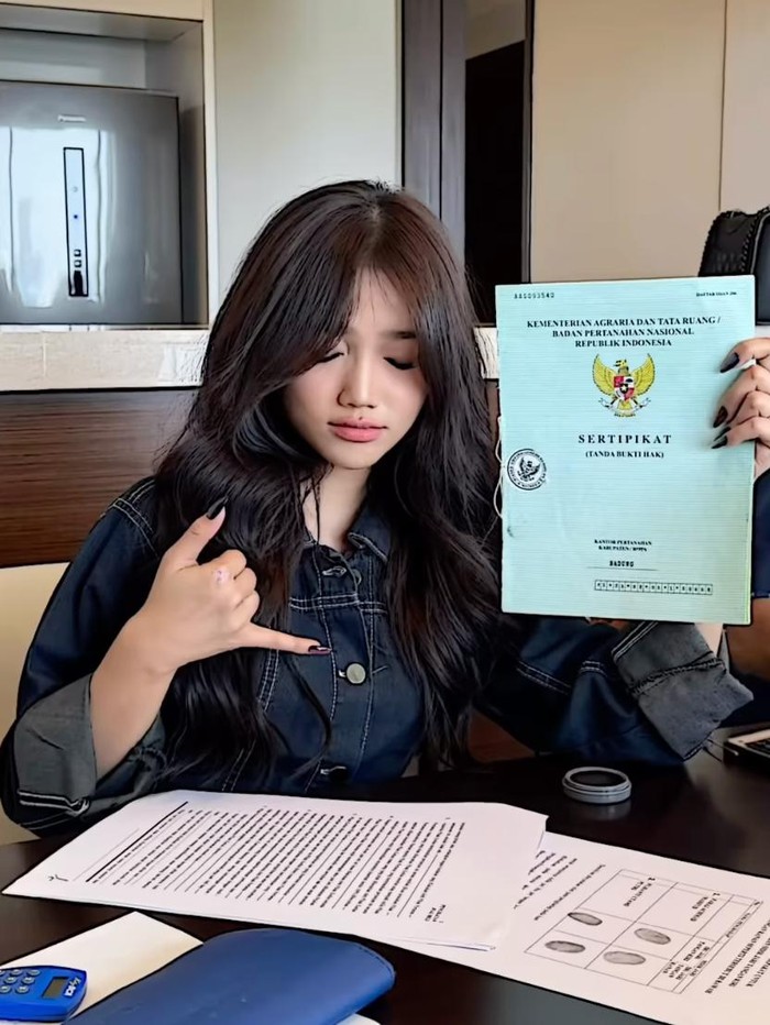 Fuji pamer sertifkat tanah Fuji dalam media sosial miliknya.