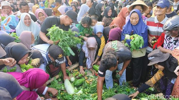 Wujud Syukur dan Tolak Bala, Warga Purworejo Gelar Garebek Lowano, Minggu (27/7/2025) sore.