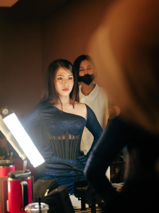 Dengan gaya yang semakin matang dan berkarakter, Adhisty Zara membuktikan bahwa dirinya bukan hanya seorang aktris muda berbakat, tetapi juga ikon fashion generasi baru yang patut diperhitungkan di industri hiburan Tanah Air. (Foto: Instagram/@zaraadhsty)