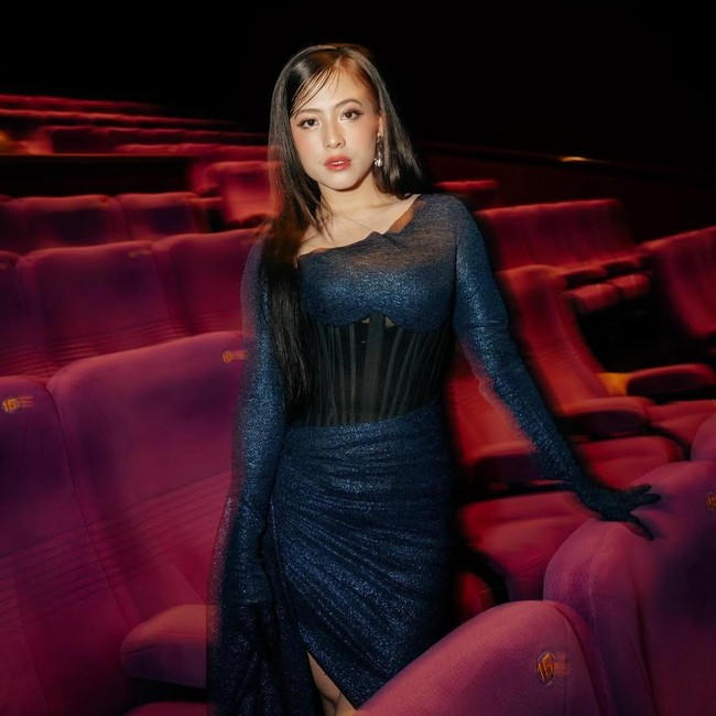 Foto: Adhisty Zara Glamor Bergaun Korset saat Promosi Film Terbaru
