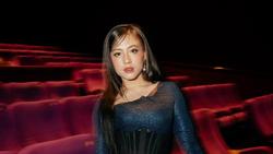 Foto: Adhisty Zara Glamor Bergaun Korset saat Promosi Film Terbaru