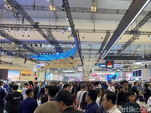Suasana Pengunjung Padati GIIAS 2025
