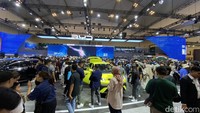 Momen pengunjung GIIAS 2025 penasaran dengan BYD Atto 1 Foto: Ridwan Arifin