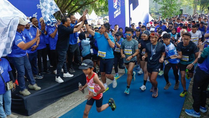 Gubernur Jateng, Ahmad Luthfi, saat flag off Siksorogo Ring of Lawu kategori 7K di Tawangmangu Wonder Park, Karanganyar.