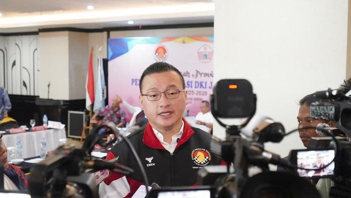 Anggota DPRD DKI Jakarta, Fraksi PDI Perjuangan Hardiyanto Kenneth Ketua Percasi DKI Jakarta 2025-2029 Yang Terpilih Secara Aklamasi Sedang Memberikan Keterangan Kepada Wartawan.
