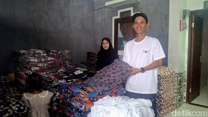 Harisatul Khumairoh dan Yanto Dwi Cahyono saat ditemui di rumah produksi mereka di Pedungan, Denpasar, Bali, Jumat (25/7/2025). (Foto: Fabiola Dianira/detikBali)