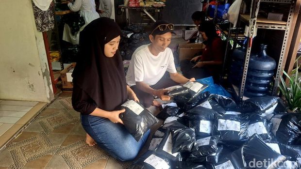 Harisatul Khumairoh dan Yanto Dwi Cahyono saat ditemui di rumah produksi mereka di Pedungan, Denpasar, Bali, Jumat (25/7/2025). (Foto: Fabiola Dianira/detikBali)
