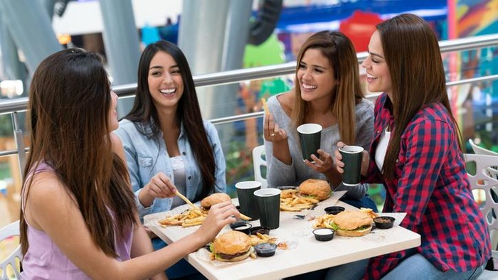 Ilustrasi makan di food court mall