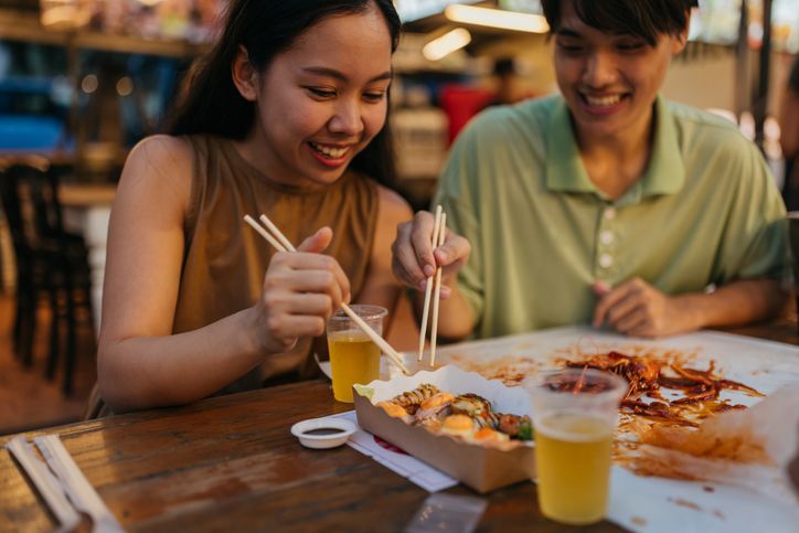 Ilustrasi makan di food court mall