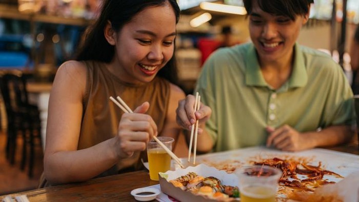Ilustrasi makan di food court mall