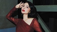 Pedangdut Wika Salim menarik perhatian dengan kisah hidupnya semasa kecil. Lewat podcast Praz Teguh, Wika menyebut hidupnya dulu susah dan kekurangan uang. Foto: Instagram @wikasalim