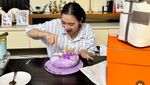 Pesona Wika Salim Saat Afternoon Tea dan Makan Burger