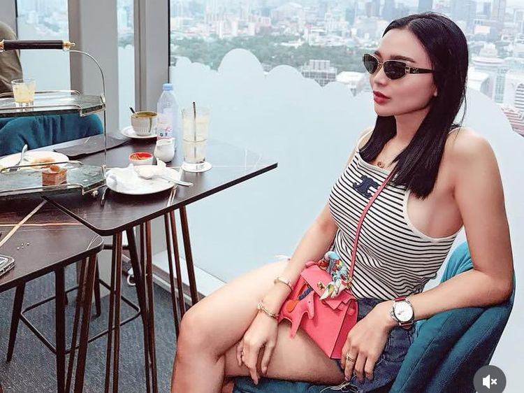 Pesona Wika Salim Saat Afternoon Tea dan Makan Burger