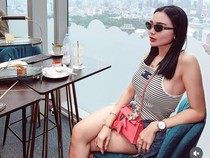 Pesona Wika Salim Saat Afternoon Tea dan Makan Burger