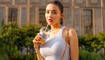 Pesona Wika Salim Saat Afternoon Tea dan Makan Burger