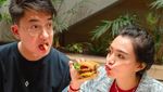 Pesona Wika Salim Saat Afternoon Tea dan Makan Burger