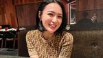 Pesona Wika Salim Saat Afternoon Tea dan Makan Burger