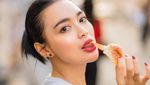 Pesona Wika Salim Saat Afternoon Tea dan Makan Burger