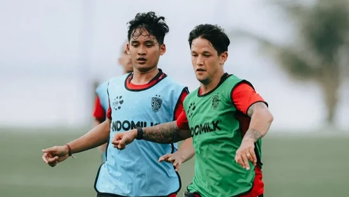 Irfan Bachdim (jersey hijau) mengikuti trial di Bali United dan berharap gisa bergabung dengan tim musim 2025/2026.