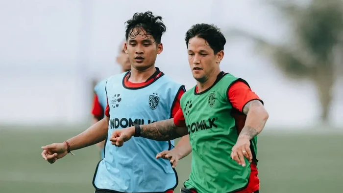 Irfan Bachdim (jersey hijau) mengikuti trial di Bali United dan berharap gisa bergabung dengan tim musim 2025/2026.