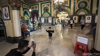 Pengujung mengambil foto dari dalam Istana Maimun. Disediakan juga penyewaan pakaian adat Melayu (Kartika Sari/deitkSumut)