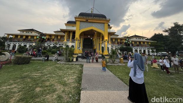 Istana Maimun yang disebut Menbud Fadli Zon layak jadi cagar budaya nasional. (Kartika Sari/detikSumut)