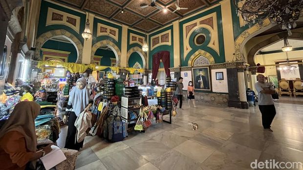 Istana Maimun yang disebut Menbud Fadli Zon layak jadi cagar budaya nasional. (Kartika Sari/detikSumut)
