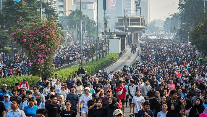 Jakarta Bakal Tambah Lokasi CFD Warga berolahraga saat hari bebas kendaraan bermotor (HBKB) di kawasan Jalan Jenderal Sudirman, Jakarta, Minggu (27/7/2025). Pemprov DKI Jakarta berencana melakukan pemetaan titik-titik strategis untuk pelaksanaan Car Free Day atau HBKB di lima wilayah administrasi yang didasarkan pada data kualitas udara sebagai upaya pengendalian polusi udara di ibu kota. ANTARA FOTO/Sulthony Hasanuddin/nz