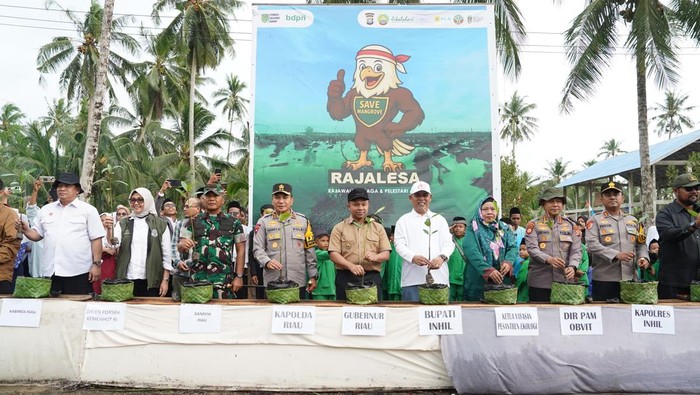 Kapolda Riau Irjen Pol Herry Heryawan menghadiri penanaman mangrove dalam rangka peringati Hari Mangrove Sedunia, di Inhil, Sabtu (26/7/2025).