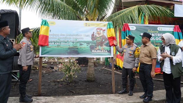 Kapolda Riau Irjen Pol Herry Heryawan menghadiri penanaman mangrove dalam rangka peringati Hari Mangrove Sedunia, di Inhil, Sabtu (26/7/2025).