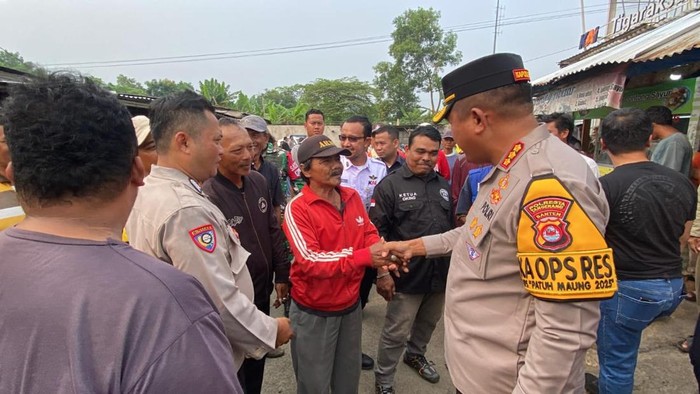Kapolresta Tangerang Kombes Indra Waspada temui opang di Stasiun Tigaraksa