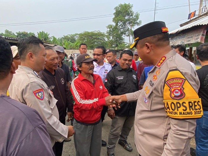 Kapolresta Tangerang Kombes Indra Waspada temui opang di Stasiun Tigaraksa