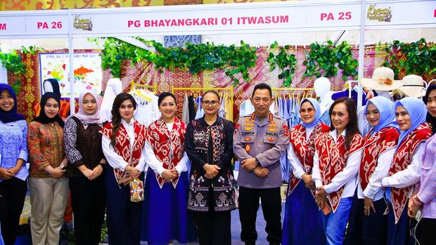 Kapolri Jenderal Listyo Sigit Prabowo dan Ketum Bhayangkari meninjau Bazar Kreasi Bhayangkari 2025