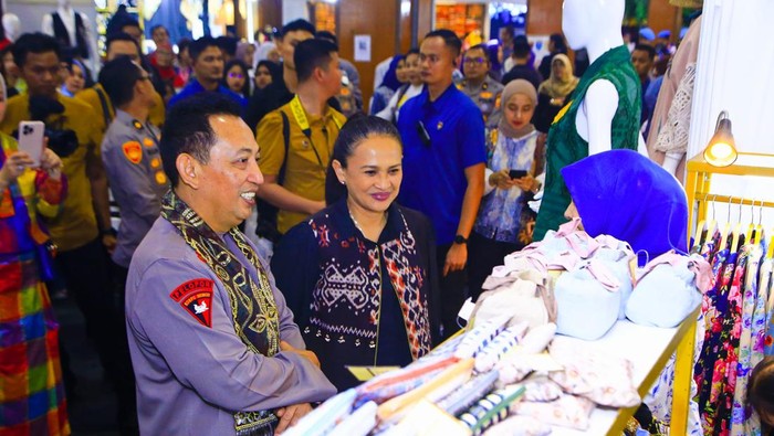 Kapolri Jenderal Listyo Sigit Prabowo dan Ketum Bhayangkari meninjau Bazar Kreasi Bhayangkari 2025