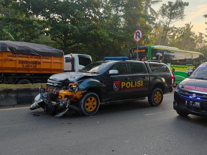 Kecelakaan mobil operasional Polda Kalsel menewaskan seorang pemotor di Banjarbaru.