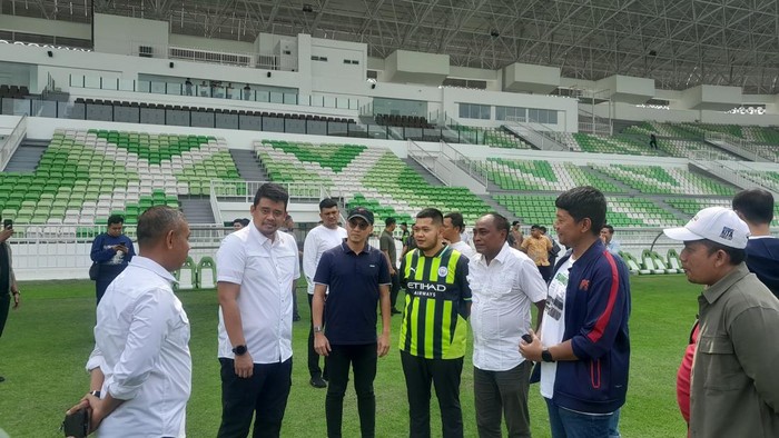 Gubsu Bobby Nasution bersama manajemen PSMS Medan meninjau Stadion Utama Sumatera Utara (Nizar Aldi/detikSumut)