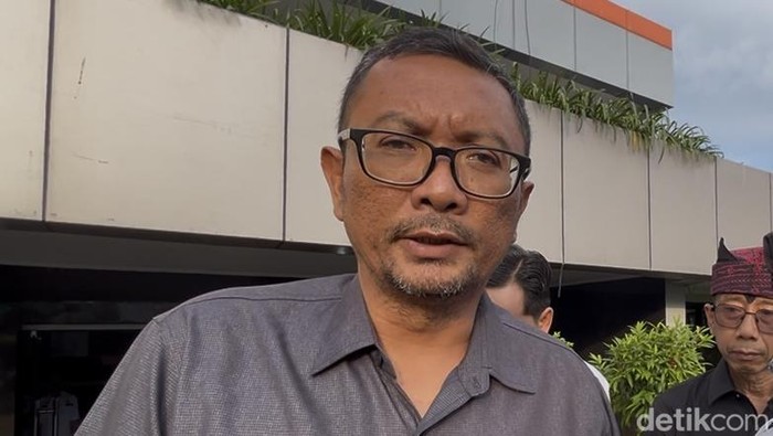 Ketua DPRD Banyuwangi I Made Cahyana Negara saat diwawancara wartawan di depan kantor ASDP Ketapang Banyuwangi.