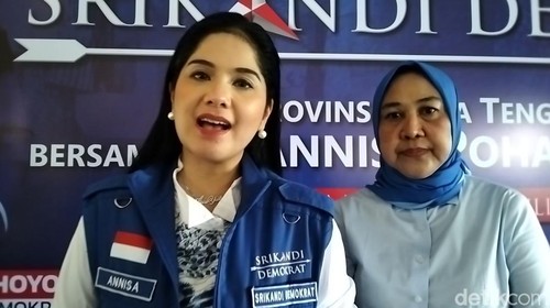 Ketua Umum Srikandi Partai Demokrat, Annisa Pohan Yudhoyono, didampingi Ketua Srikandi Demokrat NTB Nurhidayah di Mataram, Minggu (27/7/2025). (Foto: Ahmad Viqi/detikBali)