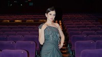 Kimberly Ryder meneruskan jejak karier ibunya, yang dulu model dan finalis Puteri Indonesia 1992 perwakilan Sumatera Barat, di dunia hiburan. Ia langsung main sinetron pada 2008, lalu diiringi banyak membintangi FTV, hingga ke dunia film. (Foto: dok Instagram kimbrlyryder)