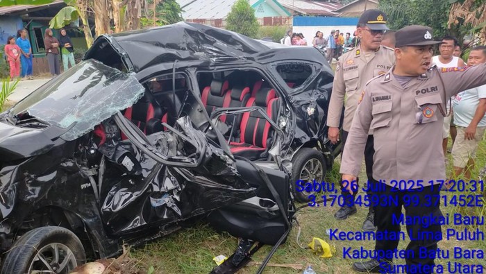 Kondisi mobil yang tertabrak kereta api di Simalungun, Sumut. (Dok. Polres Simalungun)