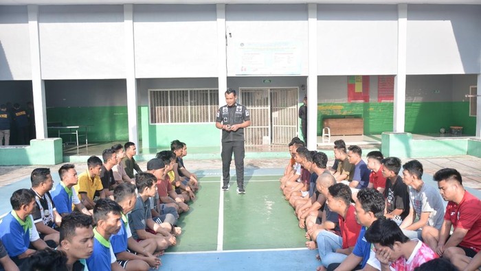 KPLP Muara Sabak, Riko Hamdan, saat memberi arahan warga binaan