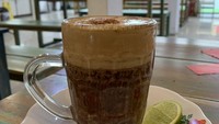 Kopi talua termasuk yang unik dan populer. Secara harfiah, kopi talua berarti kopi telur dalam bahasa Minangkabau. Artinya kopi hitam diracik menggunakan telur segar dengan paduan rasa creamy gurih dan manis. Foto: Getty Images/iStockphoto