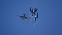 Bantuan kemanusiaan dijatuhkan dari udara di wilayah Gaza, terlihat dari Gaza utara, Minggu (27/7/2025). (REUTERS/Dawoud Abu Alkas)
