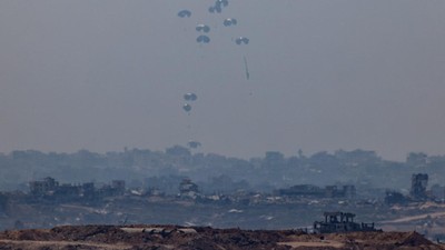 Langit Gaza Dipenuhi Parasut Bantuan Kemanusiaan