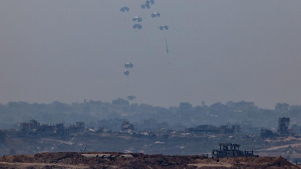 Langit Gaza Dipenuhi Parasut Bantuan Kemanusiaan