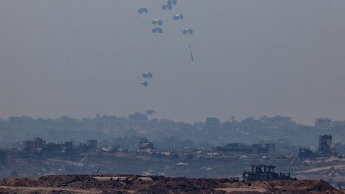 An aircraft drops humanitarian aid packages over the Gaza Strip, as seen from Israel, July 27 2025. REUTERS/Amir Cohen BEST QUALITY AVAILABLE